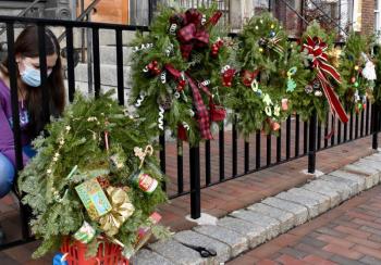 Chelsea Taylor secures a holiday wreath. PHIL DI VECE/Wiscasset Newspaper