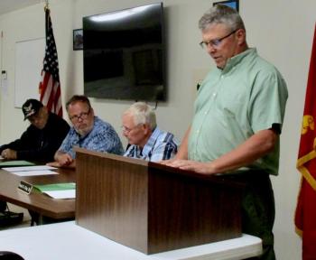 Mike Field moderates the meeting. PHIL DI VECE/Wiscasset Newspaper